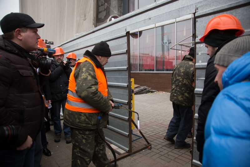 Знесення надбудови на Будинку профспілок: фоторепортаж з центру Києва